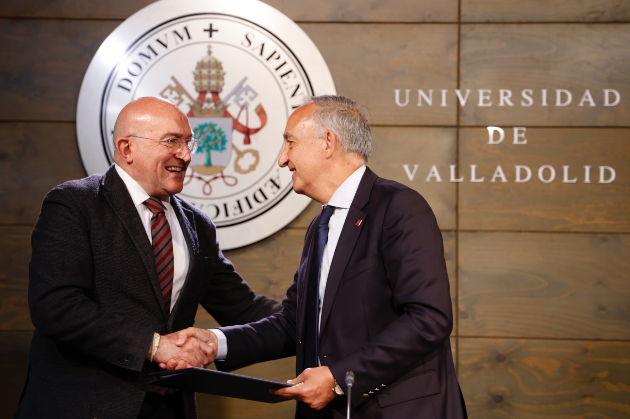El alcalde de Valladolid, Jesús Julio Carnero, y el rector de la Universidad de Valladolid, Antonio Largo, firma el acuerdo de impulso del Centro de IA de la UVA.