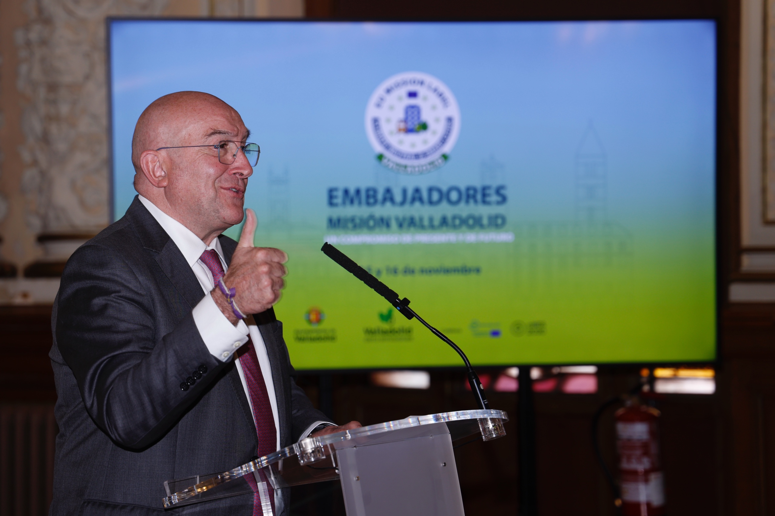 El el alcalde, Jesús Julio Carnero, da la bienvenida a los embajadores de Misión Valladolid asistentes al evento.