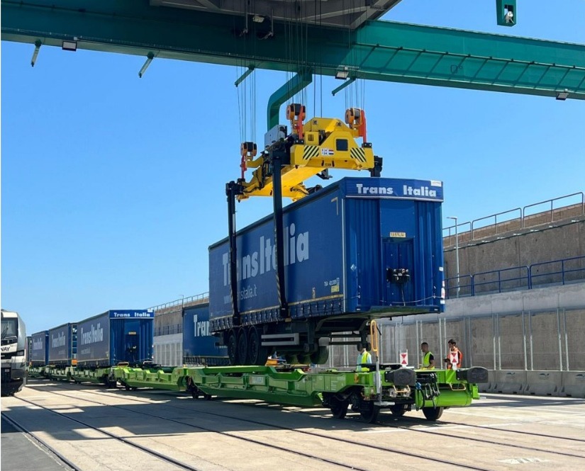 Imagen de un centro logístico de transporte.