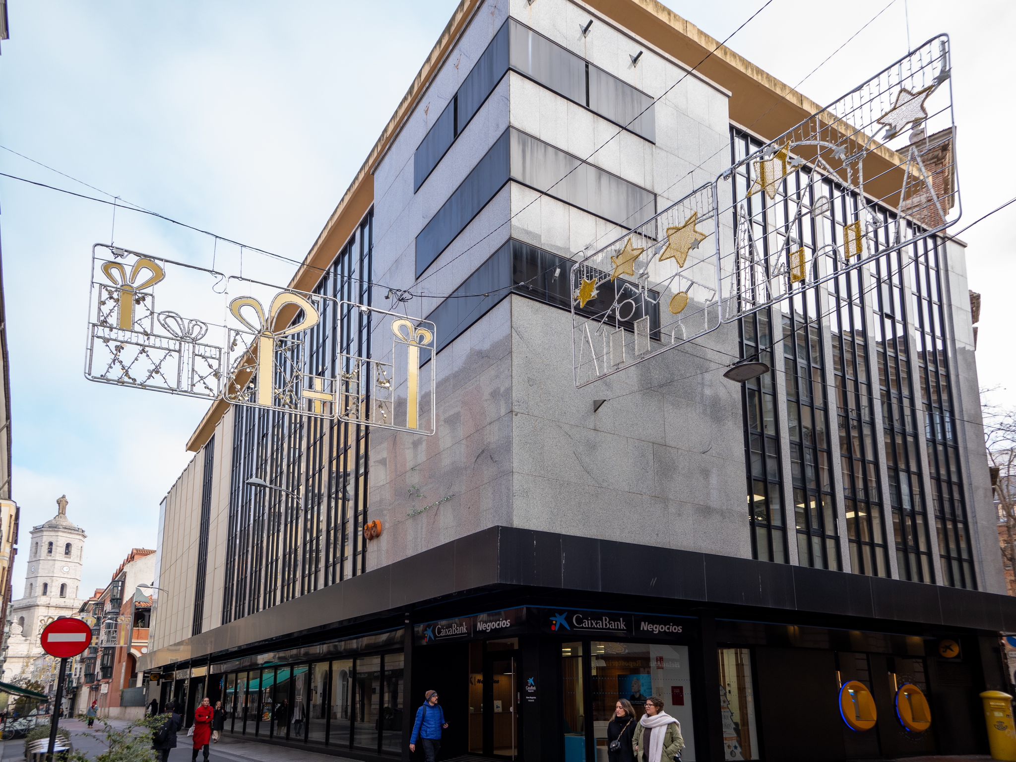 Sede de Caixabank en la calle Regalado donde se instalará el jardín vertical.