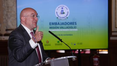 El el alcalde, Jesús Julio Carnero, da la bienvenida a los embajadores de Misión Valladolid asistentes al evento.